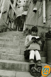 風景写真　本を読む女